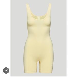 Aritzia TNA carrera romper yellow 💛
